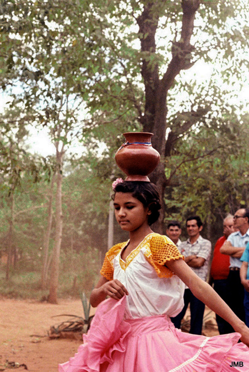 AÑO 1978 - COLOR - VIDA CAMPESINA EN PARAGUAY (JOSÉ MARÍA BLANCH)